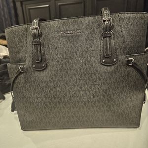 ***Michal Kors Large Black Voyager Tote-Like new
